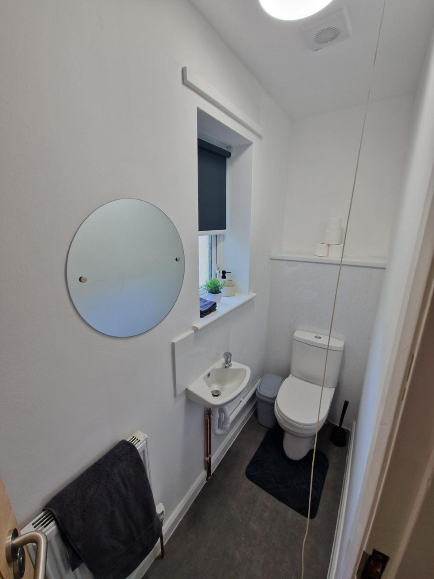 Holiday home 4 Bed- Centre- Free Secure Parking- Monthly & Weekly *