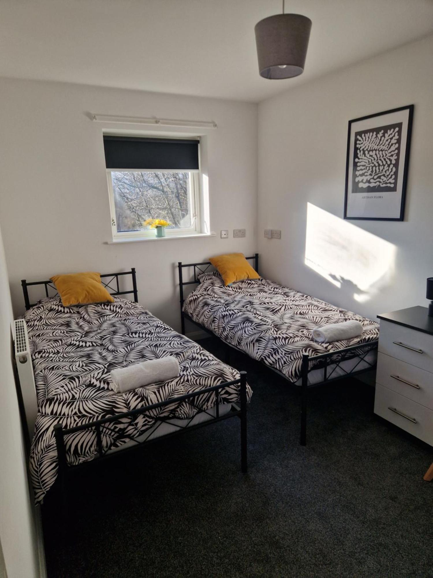 Holiday home 4 Bed- Centre- Free Secure Parking- Monthly & Weekly *